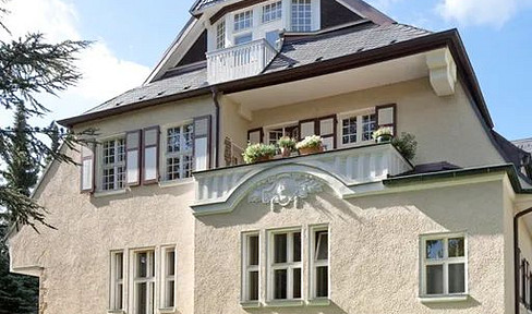 6.5-room apartment in a grand, stately villa.