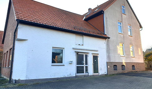 Alfeld-OT, Detached house with outbuildings.