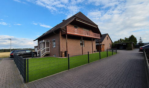 Großzügiges Zweifamilienhaus in ruhiger Feldrandlage mit Sommergarten, Balkon, Terrasse & Garage