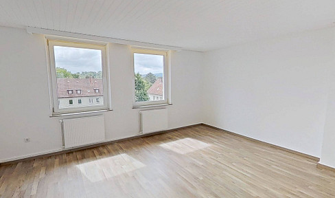 Modern 3-room apartment with a bathroom featuring natural light, located in Bielefeld-Mitte.