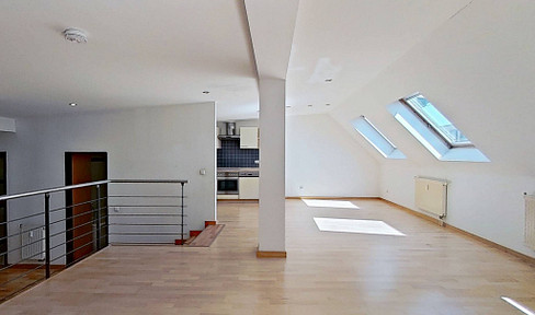 Spacious 3-room penthouse apartment with fitted kitchen and a well-designed layout, located in the historic Breitenweg.