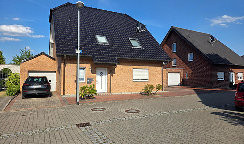 Großzügiges Einfamilienhaus mit Kamin, Sauna, Garage und beheizten Pool im Garten