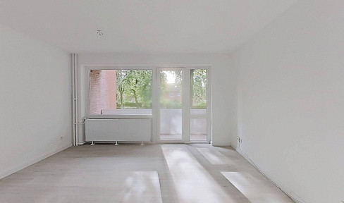 Perfect for a small family: Bright 4-room apartment with a balcony.