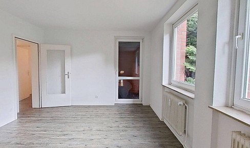 Charming 2-room apartment with fitted kitchen and balcony.
