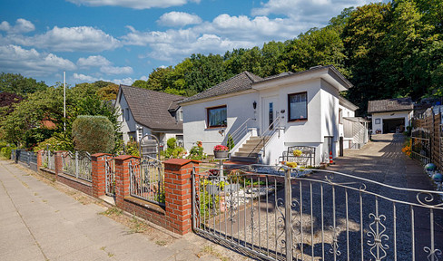Zum Verkauf steht ein charmantes Einfamilienhaus in 21033 Hamburg mit ca. 101 m² Wohnfläche auf einem großzügigen Grundstück von ca. 757 m².