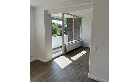 Modern 3-room apartment with a balcony and fitted kitchen.
