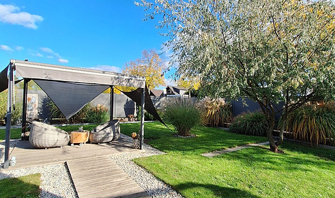 A charming and cozy home with air conditioning (a completely renovated, modernized, and refurbished bungalow).