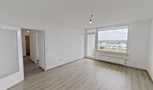 Charming 2-room apartment with a modern bathroom, a large balcony, and a great view.