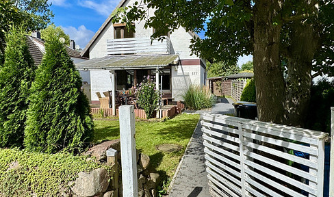 Freistehendes Einfamilienhaus mit zwei Garagen und schönem Garten in Neumünster-Gadeland