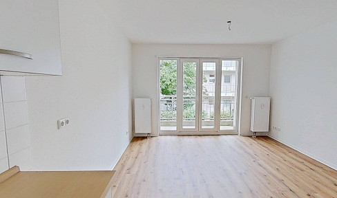 Bright 2-room apartment with balcony and fitted kitchen in Stötteritz.