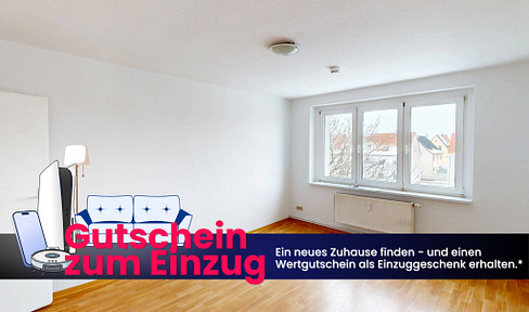 Bright 3-room apartment with a bathtub.