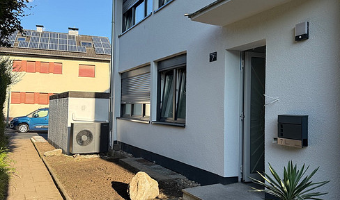 Attraktives Reihenendhaus Energieklasse A Mehrgenerationenhaus mit großen Garten 2 Garagen