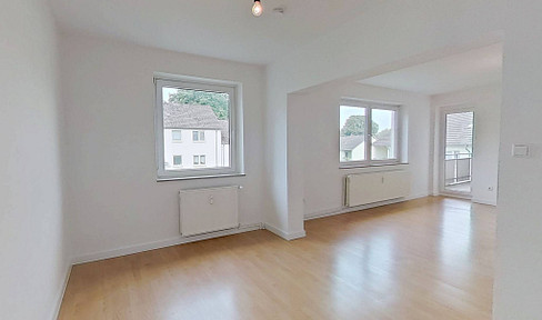 Newly renovated 3-room apartment with a balcony and bathtub.