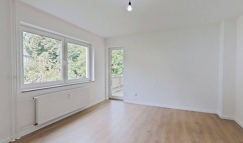 Renovated family home: Bright 4-room apartment with balcony.