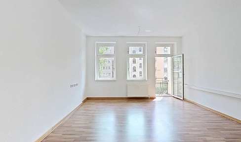 Autumn charm for your new home: Move in, get cozy, and save on rent! Spacious 4-room apartment with a sunny balcony.