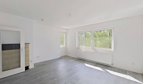 **FRESHLY RENOVATED** Bright 3-room apartment with a BALCONY and a modern bathroom with a bathtub.