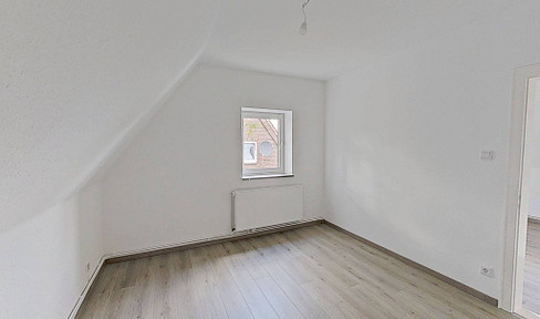 Bright 3-room penthouse apartment with a modern bathroom, located within walking distance of the city center.