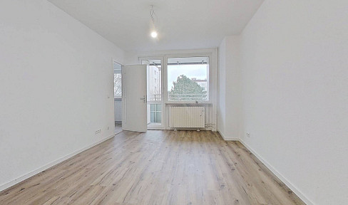 **Autumn Promotion: One Month's Rent Free as a Move-In Gift!** Modern studio apartment with a balcony and a fantastic view.