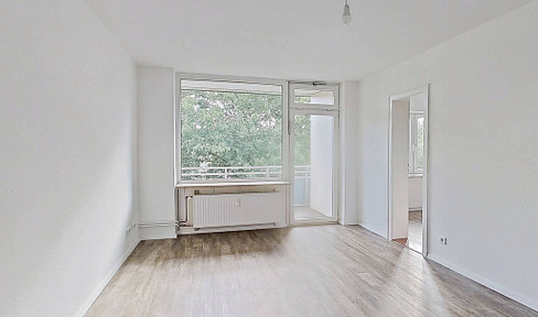 Bright 3-room apartment with balcony, fitted kitchen, and daylight bathroom.