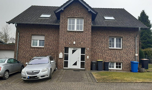 Gepflegtes Zweifamilienhaus mit freier Dachgeschosswohnung, großem Südgarten und Garage