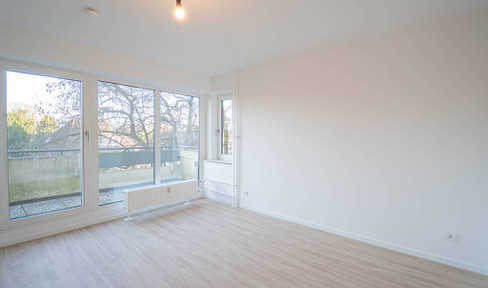 Renovated 2-room apartment with balcony and fitted kitchen in Hamburg-Schnelsen.