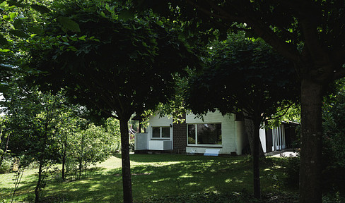 Architect-designed house · A classic from the 1960s · Characterized by space, light, and a mature garden.