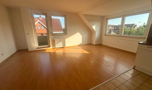 Attention singles and couples: 2-room penthouse apartment with an open-plan kitchen.