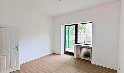 Large, fully renovated 2-room apartment with a balcony.