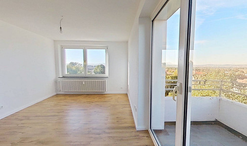 One-bedroom apartment with a balcony and panoramic views.