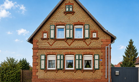 Freistehendes Einfamilienhaus mit Einliegerwohnung und großem Garten