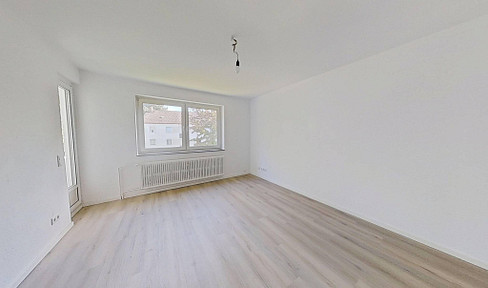 **COMPLETELY RENOVATED, READY FOR YOU:** Modern 3-room apartment with balcony.