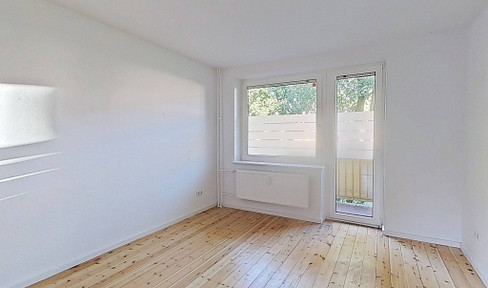 Bright 2-room apartment with balcony and fitted kitchen.