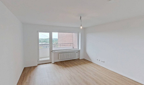 Large 4-room apartment with a balcony and bathtub in the Buntekuh district of Lübeck.