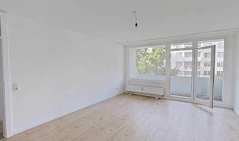 Bright and spacious 3-room apartment with a balcony and a bathtub, located within walking distance of the city center.
