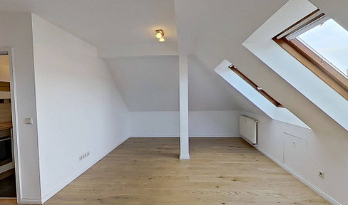 Bright, single-person apartment with fitted kitchen and bathtub, located near the city center.