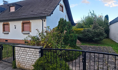 Semi-detached house with potential for expansion, suitable for up to 2 families (no real estate agents).
