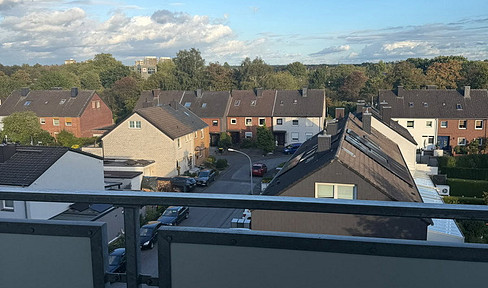 Top-floor, very quiet: bright 3-room apartment with 2 balconies, panoramic views, and a fitted kitchen.