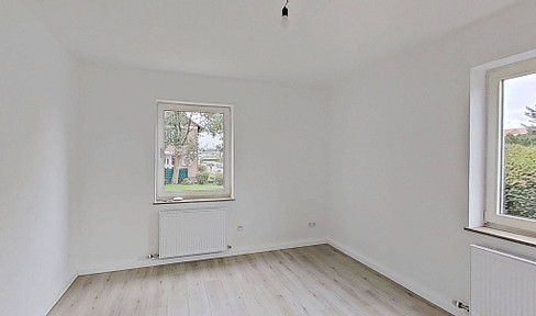 Bright 3-room apartment with a bathtub, located within walking distance of the city center.