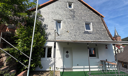 Ready-to-occupy single-family home/vacation home with new heating system, roof, windows, electrical wiring, etc... Potential for over 7% return on investment!