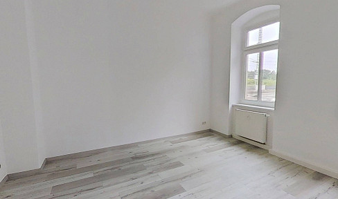 1.5-room apartment with a combined living room and kitchen, and a bathroom with a bathtub.