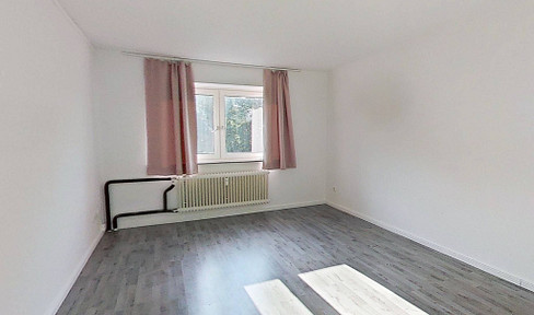 Comfortably furnished 3-room apartment with a balcony, fitted kitchen, and bathtub.