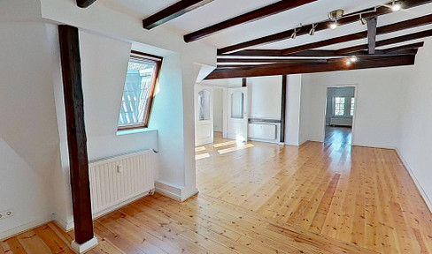 Unique 6-room maisonette apartment in a modernized building with a traditional style, featuring a fully equipped kitchen and 2 bathrooms.