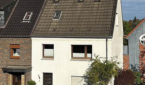 Charming terraced house with parking space in Mülheim-Saarn.
