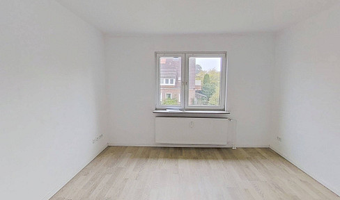 Bright and spacious 3-room apartment with a bathtub in the Herrentor district of Emden.