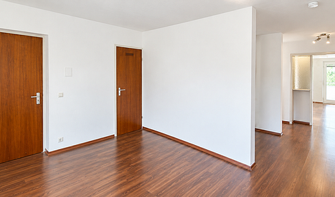 3.5-room apartment with spacious rooms, ideal for singles or couples.
