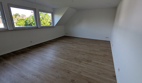 Erstbezug nach Kernsanierung: Helle Maisonette mit 2 Wohnräumen + 2 ausgebauten DG-Räumen