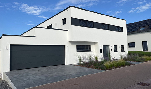 Exclusive single-family home with a double garage, offering the highest standards of living, located on the outskirts of Sulzfeld with stunning views of the castle.