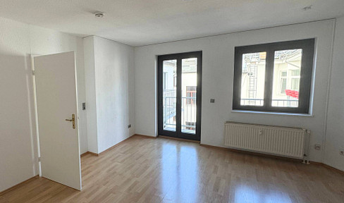 Großes Single-Apartment mit EBK & BALKON in ruhiger Hinterhoflage