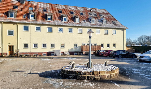 Home with a green view – bright 3-room apartment with fitted kitchen and parking space.