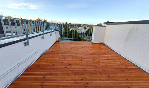 Helle 2 Zimmer Wohnung + Dachterrasse.